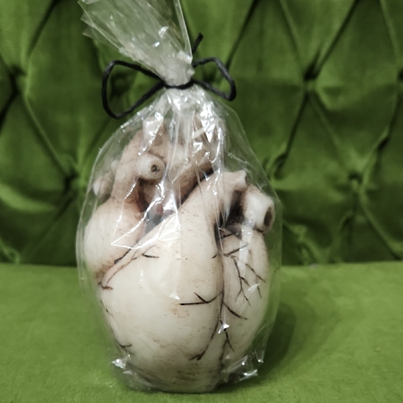 Bleeding Heart Candle - Picture 3 of 3